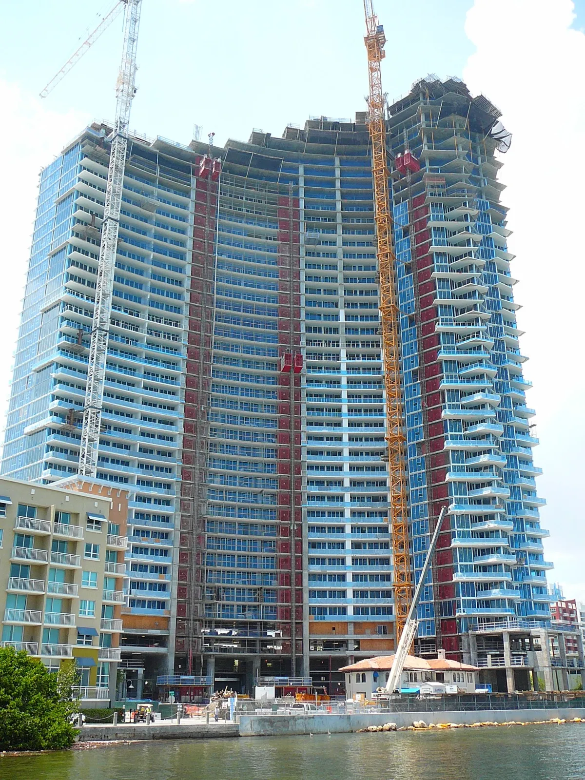 Departamentos en venta en Miami — torre residencial en Edgewater frente a la bahía
